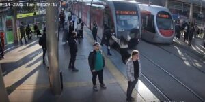kulaklik takili genc kiz raylara yoneldi gorevli son anda kurtardi qAQN3SAT.jpg
